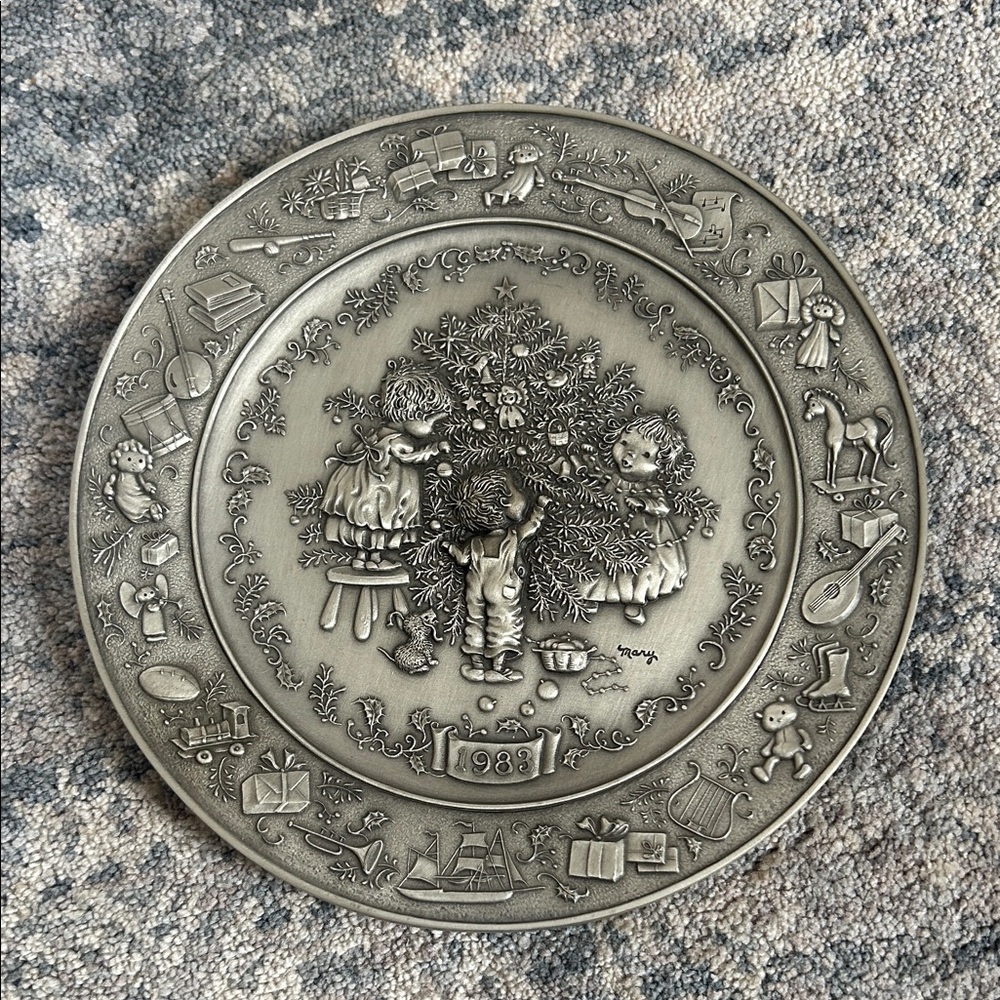 1983 Hallmark Holiday Pewter Plate - 6”